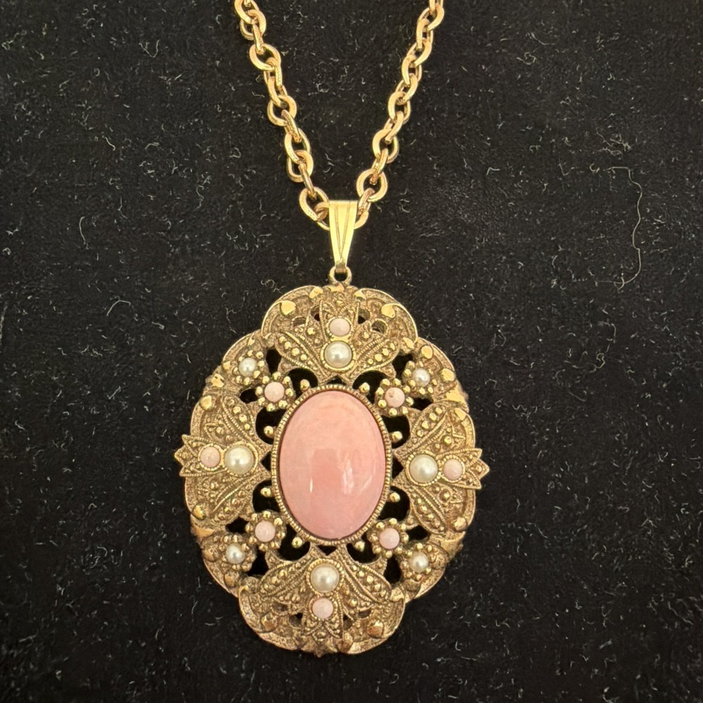 VINTAGE Avon Queen Anne’s Lace Pendant Necklace Gold Tone Pink Cabochon Filigree